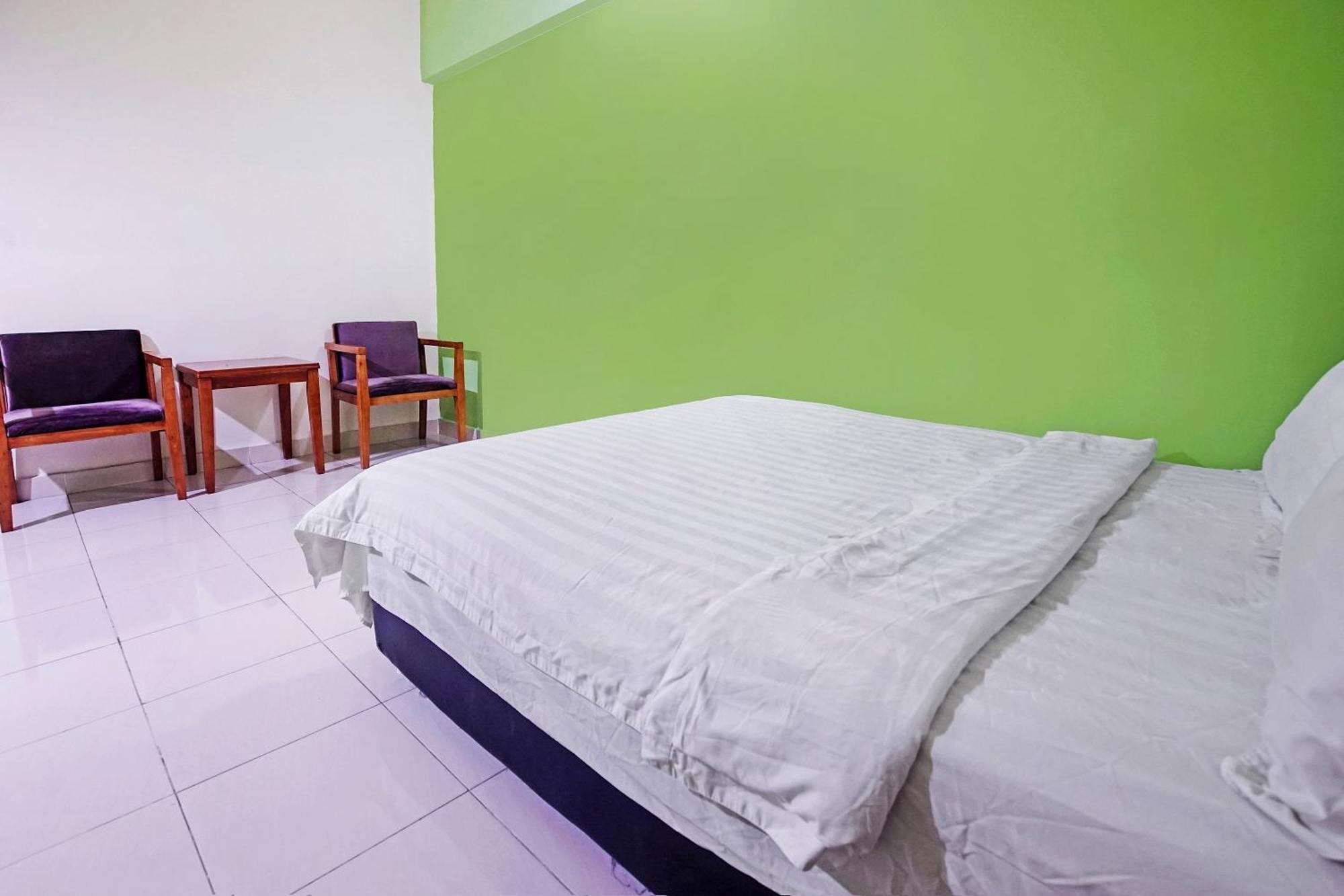 OYO 90516 Hotel Night Queen salak Tinggi Sepang Bagian luar foto