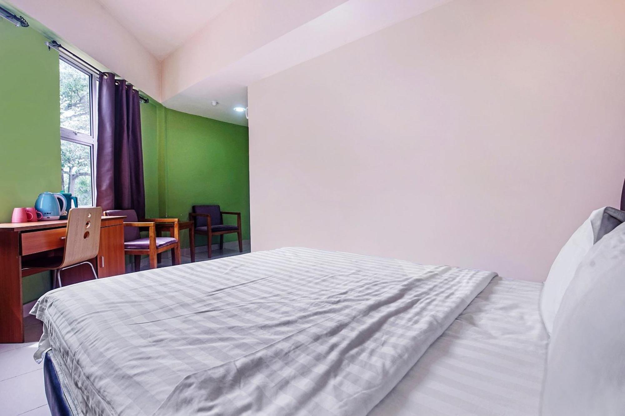 OYO 90516 Hotel Night Queen salak Tinggi Sepang Bagian luar foto