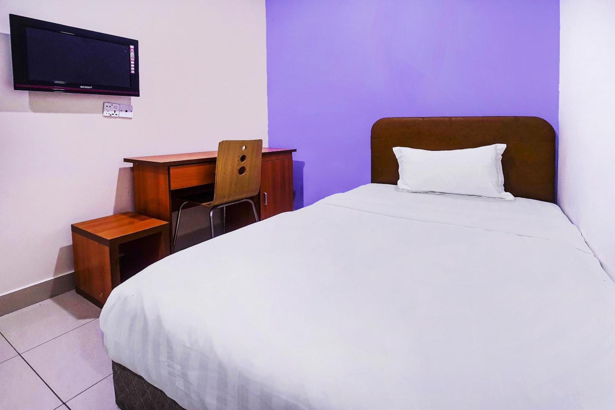 OYO 90516 Hotel Night Queen salak Tinggi Sepang Bagian luar foto