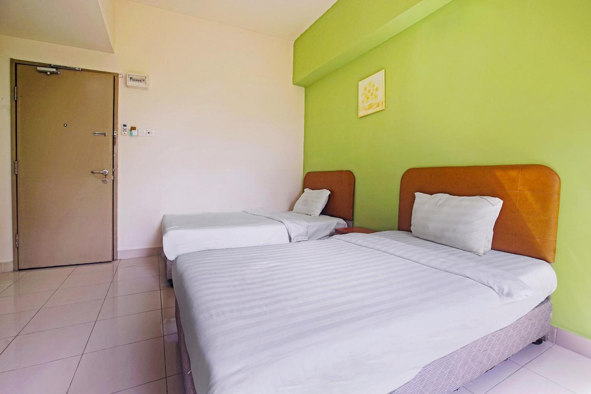 OYO 90516 Hotel Night Queen salak Tinggi Sepang Bagian luar foto